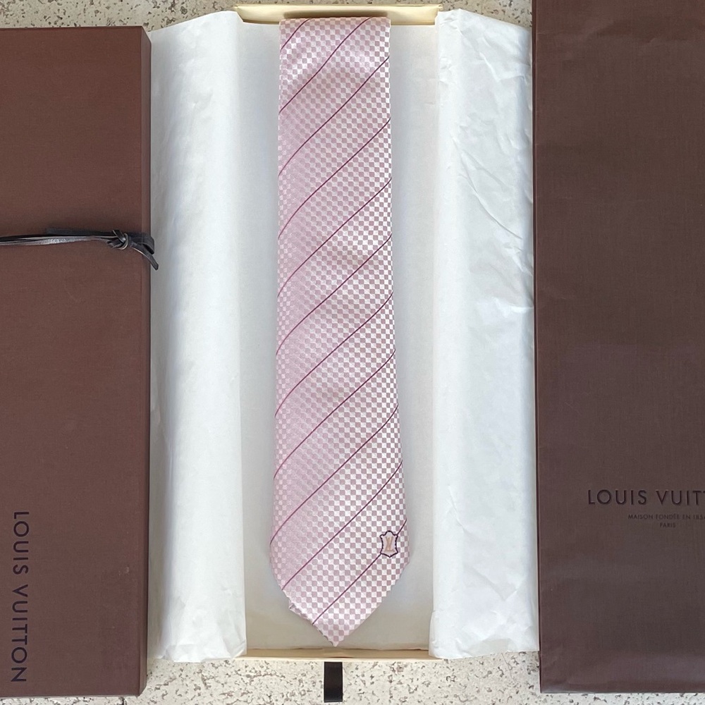 NEW LOUIS VUITTON Silk Tie 🌸 Light pink. New with Tag.